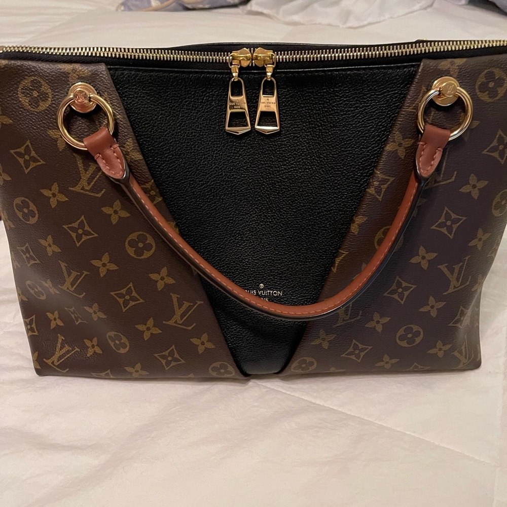 Authentic lv v bag mm